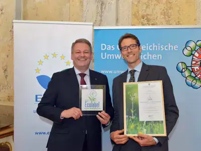 Florian Simsa at the ceremonial awarding of the eco-label to Simsa GmbH by the federal minister
